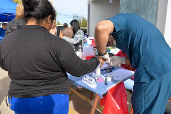 San Juan, Argentina.- En las fotos tomadas el 9 de mayo del 2023, profesionales de la salud participan de una jornada sanitaria contra el coronavirus. El Ministerio de Salud argentino actualizó las recomendaciones para la aplicación de dosis de refuerzo contra el Covid-19, al indicar que los mayores de 50 años o con enfermedades reciban un refuerzo a los 6 meses de la última dosis y el resto en forma anual