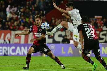 Rosario, Argentina.- En las fotos tomadas el 2 de mayo del 2023, durante el encuentro entre Newell’s y Santos en el estadio Coloso Marcelo Bielsa en Rosario, Argentina. Newell’s venció 1-0 al Santos de Brasil y se consolidó en la punta del Grupo E luego de tres fechas de la Copa Sudamericana, llegando a 9 unidades con un puntaje perfecto y la valla invicta