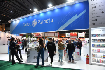 Buenos Aires, Argentina.- En las fotos tomadas el 8 de mayo del 2023, las personas visitan la Feria del Libro de Buenos Aires en La Rural. Después de un fin de semana de gran flujo de personas, continúa la Feria del Libro de Buenos Aires 2023. Quedan solo 7 días del evento cultural más importante del país, y todos están cargados de actividades con presentaciones de las últimas novedades de la industria editorial, charlas y mesas con autores, firmas de libros, talleres para infancias y lecturas de poesía.