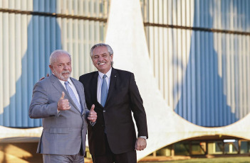 Brasilia, Brasil.- En las fotos tomadas el 2 de mayo del 2023, el presidente de Brasil, Luiz Inácio Lula da Silva (izquierda) recibió al mandatario de Argentina, Alberto Fernández (derecha) en el Palacio de la Alvorada, Brasilia, como parte de la agenda bilateral que ambos países sostienen. Argentina y Brasil se encaminan a negociar un acuerdo bilateral para aliviar la utilización de dólares de las reservas del Banco Central en el comercio bilateral, en un contexto de intercambio favorable al país vecino.