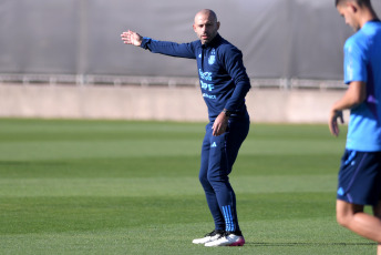 San Juan, Argentina.- En las fotos tomadas el 29 de mayo del 2023, el plantel del seleccionado argentino Sub-20 volvió a entrenarse en una de las canchas auxiliares del estadio del Bicentenario en San Juan. Argentina se enfrentará a Nigeria en el campo de juego el próximo miércoles 31 de mayo en la sede de San Juan, en un duelo por los octavos de final. Nigeria, finalizó tercero en el Grupo D compartido con Brasil e Italia.