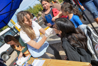 San Juan, Argentina.- En las fotos tomadas el 9 de mayo del 2023, profesionales de la salud participan de una jornada sanitaria contra el coronavirus. El Ministerio de Salud argentino actualizó las recomendaciones para la aplicación de dosis de refuerzo contra el Covid-19, al indicar que los mayores de 50 años o con enfermedades reciban un refuerzo a los 6 meses de la última dosis y el resto en forma anual