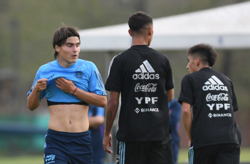 Buenos Aires, Argentina.- In the photos taken on May 9, 2023, Without Soulé, the Argentine U-20 national team continues preparing for the World Cup. With the aim of achieving the sixth title that confirms it as the top winner of the contest, the Argentine National Team began preparing for its debut in the Sub 20 World Cup in which it will host and will begin on May 20 with the duel against Uzbekistan.