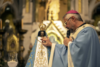 Luján, Argentina.- In the photos taken on May 3, 2023, it shows the new cloak of the image of Our Lady of Luján, which includes three golden stars in its embroidery as "a recognition of the victory obtained by the Argentine team of football in the last World Cup", and sources from the Basilica added that with this they sought to "unite the Christian factor" with "popular religiosity".