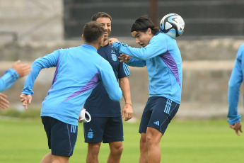 Santiago del Estero, Argentina.- En las fotos tomadas el 22 de mayo del 2023, el seleccionado argentino Sub-20, dirigido por Javier Mascherano, realizó un entrenamiento con la mente puesta en Guatemala, el rival de este martes. Argentina tendrá el objetivo de sellar su pasaporte a octavos de final luego del ajustado triunfo por 2-1 sobre Uzbekistán.