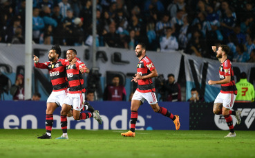 Buenos Aires, Argentina.- In the photos taken on May 4, 2023, during the match between Racing Club and Jorge Sampaoli's Flamengo at the Cilindro de Avellaneda. Racing drew 1-1 with Flamengo and maintains the leadership of Group A of the Copa Libertadores de América with 7 points. At the end of the first half, Gabriel Barbosa opened the score for Mengao and Nicolás Oroz equalized it at 74, with a free kick.