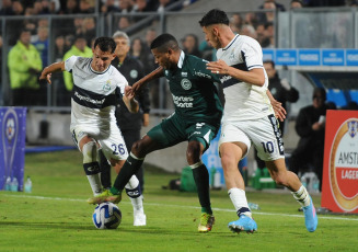 La Plata, Argentina.- En las fotos tomadas el 4 de mayo del 2023, durante el encuentro entre Gimnasia y Esgrima La Plata y Goiás de Brasil en el EstadioJuan Carmelo Zerillo en La Plata, Argentina. Gimnasia perdió 2-0 con el Goiás y luego de su tercera derrota seguida quedó muy comprometido para poder continuar en la Copa Sudamericana. El equipo brasileño marcó por medio de dos tantos de penal de Vinicius y Matheus Peixoto.