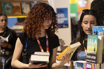 Buenos Aires, Argentina.- En las fotos tomadas el 8 de mayo del 2023, las personas visitan la Feria del Libro de Buenos Aires en La Rural. Después de un fin de semana de gran flujo de personas, continúa la Feria del Libro de Buenos Aires 2023. Quedan solo 7 días del evento cultural más importante del país, y todos están cargados de actividades con presentaciones de las últimas novedades de la industria editorial, charlas y mesas con autores, firmas de libros, talleres para infancias y lecturas de poesía.