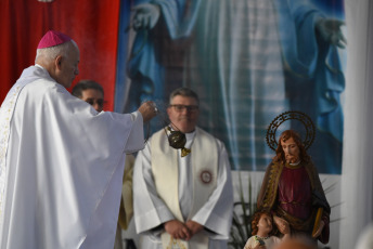 Paraná, Argentina.- In the photos taken on May 1, 2023, presided over by Monsignor Puiggari, the Catholic Church celebrated the Feast of San José Obrero, patron saint of workers. With two national holidays, one of them extended for tourist purposes, May proposes various traditionalist activities to commemorate a new anniversary of the 1810 Revolution and various patronal celebrations such as the National Gaucho Festival, in Salta, or the Lord of Miracles festival in Santiago de Mailín, among other exhibitions, marathons and fishing contests.