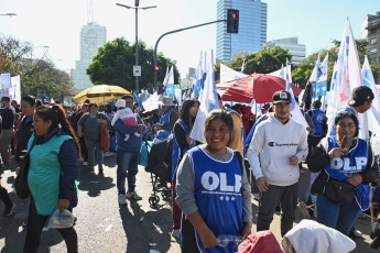 Buenos Aires, Argentina.- En las fotos tomadas el 18 de mayo del 2023, organizaciones sociales nucleadas en la Unión de Trabajadores de la Economía Popular (Utep); la Unidad Piquetera (UP), el Frente de Organizaciones en Lucha (FOL); la CTA Autónoma y el Frente Milagro Sala marcharán hacia el Ministerio de Desarrollo Social en una acción conjunta de protesta para repudiar "el ajuste del FMI y reclamar una solución ante el problema alimentario" que atraviesa al país, según se anunció desde ese sector.