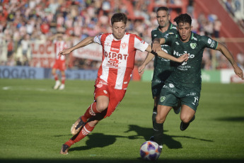 Santa Fe, Argentina.- In the photos taken on May 15, 2023, during the match between Sarmiento and Union on matchday 16 of the Argentine Professional League at the 15 de Abril Stadium. Sarmiento beat Union 2-0 as a visitor, with goals from Javier Toledo (at 17, 54 minutes). On the next date, Union will face Central Córdoba, while Sarmiento will have Huracán as a rival.