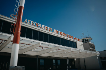 San Juan, Argentina.- En las fotos tomadas el 11 de mayo del 2023, muestra el Aeropuerto Internacional San Juan. Más de 990 mil visitantes extranjeros ingresaron en marzo a la Argentina, mientras que las salidas hacia el exterior alcanzaron una cifra superior a las 960 mil personas, según un informe elaborado por el Instituto Nacional de Estadísticas y Censos (Indec), a través de la Encuesta de Turismo Internacional (ETI).