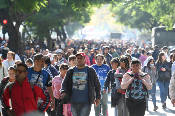 Buenos Aires, Argentina.- En las fotos tomadas el 18 de mayo del 2023, organizaciones sociales nucleadas en la Unión de Trabajadores de la Economía Popular (Utep); la Unidad Piquetera (UP), el Frente de Organizaciones en Lucha (FOL); la CTA Autónoma y el Frente Milagro Sala marcharán hacia el Ministerio de Desarrollo Social en una acción conjunta de protesta para repudiar "el ajuste del FMI y reclamar una solución ante el problema alimentario" que atraviesa al país, según se anunció desde ese sector.