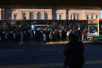 Buenos Aires, Argentina.- En las fotos tomadas el 15 de mayo del 2023, las personas esperan en una estación de subte en medio de una medida de fuerza que mantenía paralizado el servicio de la línea C, con recorrido entre Retiro y Constitución. El servicio del subte porteño fue interrumpido, en diferentes líneas y horarios. La medida colapsó la red de colectivos en medio de cortes y manifestaciones.