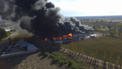 Mendoza, Argentina.- En las fotos tomadas el 23 de mayo del 2023, muestra el incendio de grandes proporciones que consumió una fábrica de la industria plástica en el sur de Mendoza, Argentina. El incendio, se habría originado por la explosión de una de las máquinas, "sin víctimas fatales pero con pérdidas casi totales", aseguraron los brigadistas.