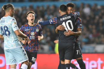 Buenos Aires, Argentina.- En las fotos tomadas el 8 de mayo del 2023, durante el encuentro entre Racing y Talleres de Córdoba en un partido por la decimoquinta fecha del torneo de la Liga Profesional de Fútbol (LPF) en el Estadio Presidente Perón. Racing cayó derrotado como local por 4 a 2 frente a Talleres, que quedó en el cuarto puesto del certamen.