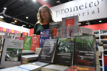 Buenos Aires, Argentina.- En las fotos tomadas el 8 de mayo del 2023, las personas visitan la Feria del Libro de Buenos Aires en La Rural. Después de un fin de semana de gran flujo de personas, continúa la Feria del Libro de Buenos Aires 2023. Quedan solo 7 días del evento cultural más importante del país, y todos están cargados de actividades con presentaciones de las últimas novedades de la industria editorial, charlas y mesas con autores, firmas de libros, talleres para infancias y lecturas de poesía.