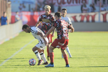 Buenos Aires, Argentina.- In the photos taken on May 15, 2023, during the match between Barracas Central and Central Córdoba de Santiago del Estero at the "Claudio 'Chiqui' Tapia" stadium, in one of the matches of the Professional League of Football (LPF). Barracas drew against Central Córdoba. (88') equalized for the "handsome".