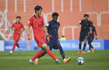 Mendoza, Argentina.- En las fotos tomadas el 22 de mayo del 2023, durante el partido entre Corea del Sur y Francia por la primera fecha del grupo F del Mundial Sub-20 de Argentina en el estadio Mendoza (oeste). Corea del Sur sorprendió a su similar de Francia, a la que derrotó por 2-1. Los goles fueron marcados por Lee Seung-Won (22) y Lee Young-Jun (64), mientras que el conjunto galo encontró el descuento en un penal anotado por Alan Virginius (70).