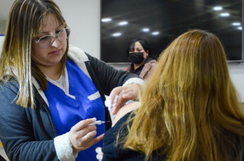 San Juan, Argentina.- En las fotos tomadas el 29 de mayo del 2023, profesionales de la salud participan de una jornada de vacunación contra el coronavirus. El Gobierno nacional a través del Ministerio de Salud actualizó las recomendaciones para aplicarse refuerzos de la vacuna contra el Covid-19. El principal cambio es la modificación de los intervalos para darse las nuevas dosis. Para grupos de riesgo como mayores de 50 años, pacientes inmunocomprometidos y embarazadas, el refuerzo deberá aplicarse 6 meses después de la última dosis mientras que para personas sin factores de riesgo, se recomienda aplicar una dosis de refuerzo anual.