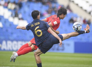 Mendoza, Argentina.- En las fotos tomadas el 22 de mayo del 2023, durante el partido entre Corea del Sur y Francia por la primera fecha del grupo F del Mundial Sub-20 de Argentina en el estadio Mendoza (oeste). Corea del Sur sorprendió a su similar de Francia, a la que derrotó por 2-1. Los goles fueron marcados por Lee Seung-Won (22) y Lee Young-Jun (64), mientras que el conjunto galo encontró el descuento en un penal anotado por Alan Virginius (70).