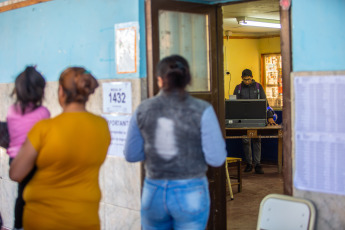 Salta, Argentina.- In the photos taken on May 14, 2023, Argentines attended the polls to participate in the local elections in Salta. The provincial elections that took place in Salta, La Pampa, Tierra del Fuego and San Juan concluded with the victory of the ruling party and a broad popular participation. Governors Gustavo Sáenz (Salta), Sergio Ziliotto (La Pampa) and Gustavo Melella (Tierra del Fuego) were reelected.