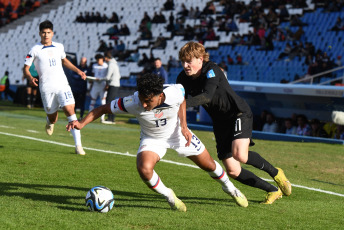 Mendoza, Argentina.- In the photos taken on May 30, 2023, during the match between New Zealand and the United States for the round of 16 of the U20 World Cup at the Malvinas Argentinas stadium in Mendoza. The United States thrashed New Zealand 4-0 and will face the winner of the match between Gambia and Uruguay in the quarterfinals.