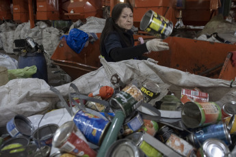 Buenos Aires, Argentina.- En las fotos tomadas el 17 de mayo del 2023, argentinos trabajan en una planta de reciclaje en Buenos Aires, Argentina. La contaminación por plásticos en el mundo podría reducirse en un 80 % si los gobiernos desarrollan una serie de "cambios profundos" legislativos y legales propuestos en un nuevo informe publicado por el Programa de las Naciones Unidas para el Medio Ambiente (Pnuma), con sede en Nairobi.