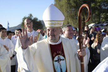 San Luis, Argentina.- En las fotos tomadas el 3 de mayo del 2023, muestra las máximas festividades religiosas de San Luis, que finalizaron en las localidades de Villa de la Quebrada y Renca, consagradas a los Cristos Milagrosos que se veneran en cada lugar, en las que se congregaron más de 200 mil personas desde que comenzaron las novenas el 28 de abril hasta este 3 de mayo, día central de los festejos en ambas localidades.