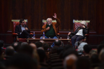 Buenos Aires, Argentina.- En las fotos tomadas el 15 de mayo del 2023, el expresidente de Uruguay, José "Pepe" Mujica (centro), durante un acto en Buenos Aires. Seguidores del precandidato a presidente Javier Milei, agredieron verbalmente a Mujica en la antesala de la exposición que tenía prevista para el domingo 14 de mayo. “No hubo ningún momento en 200 o 300 mil años de historia en el que los grupos humanos no inventaran algo mágico en lo cual creer, que después lo fanatizaba”, indicó Mujica tras el episodio.