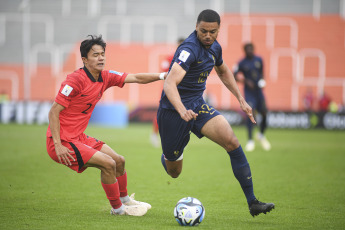 Mendoza, Argentina.- En las fotos tomadas el 22 de mayo del 2023, durante el partido entre Corea del Sur y Francia por la primera fecha del grupo F del Mundial Sub-20 de Argentina en el estadio Mendoza (oeste). Corea del Sur sorprendió a su similar de Francia, a la que derrotó por 2-1. Los goles fueron marcados por Lee Seung-Won (22) y Lee Young-Jun (64), mientras que el conjunto galo encontró el descuento en un penal anotado por Alan Virginius (70).