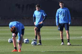 San Juan, Argentina.- En las fotos tomadas el 29 de mayo del 2023, el plantel del seleccionado argentino Sub-20 volvió a entrenarse en una de las canchas auxiliares del estadio del Bicentenario en San Juan. Argentina se enfrentará a Nigeria en el campo de juego el próximo miércoles 31 de mayo en la sede de San Juan, en un duelo por los octavos de final. Nigeria, finalizó tercero en el Grupo D compartido con Brasil e Italia.