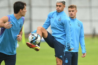 Santiago del Estero, Argentina.- En las fotos tomadas el 22 de mayo del 2023, el seleccionado argentino Sub-20, dirigido por Javier Mascherano, realizó un entrenamiento con la mente puesta en Guatemala, el rival de este martes. Argentina tendrá el objetivo de sellar su pasaporte a octavos de final luego del ajustado triunfo por 2-1 sobre Uzbekistán.