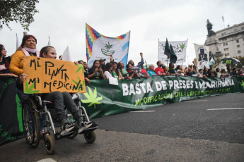 Buenos Aires, Argentina.- En las fotos tomadas el 6 de mayo del 2023, asociaciones de cultivadores y usuarios de marihuana participaron de la versión local de la 14° Marcha Mundial de la Marihuana, con una movilización desde Plaza de Mayo al Congreso para reclamar por la despenalización y que deje de haber personas presas por cultivar.