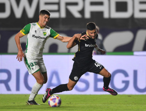 Buenos Aires, Argentina.- En las fotos tomadas el 8 de mayo del 2023, durante el encuentro entre San Lorenzo y Defensa y Justicia en el Estadio Nuevo Gasómetro por la fecha 15 de la Liga Profesional. San Lorenzo y Defensa y Justicia empataron 0-0, resultado que no le sirve a ninguno en la pelea por el campeonato, dado que ambos se alejan del líder River.