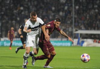 La Plata, Argentina.- En las fotos tomadas el 15 de mayo del 2023, durante el partido entre Gimnasia y Lanús en un partido de la jornada 16 de la Liga Profesional Argentina en el Estadio Juan Carmelo Zerillo. Gimnasia venció por 1-0 a Lanús como local con un gol de Maximiliano Comba, a los 92 minutos. En la próxima fecha, Gimnasia se medirá con Godoy Cruz, mientras que Lanús tendrá como rival a Newell’s.