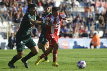 Santa Fe, Argentina.- In the photos taken on May 15, 2023, during the match between Sarmiento and Union on matchday 16 of the Argentine Professional League at the 15 de Abril Stadium. Sarmiento beat Union 2-0 as a visitor, with goals from Javier Toledo (at 17, 54 minutes). On the next date, Union will face Central Córdoba, while Sarmiento will have Huracán as a rival.