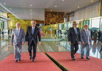 Brasilia, Brasil.- En las fotos tomadas el 2 de mayo del 2023, el presidente de Brasil, Luiz Inácio Lula da Silva (izquierda) recibió al mandatario de Argentina, Alberto Fernández (derecha) en el Palacio de la Alvorada, Brasilia, como parte de la agenda bilateral que ambos países sostienen. Argentina y Brasil se encaminan a negociar un acuerdo bilateral para aliviar la utilización de dólares de las reservas del Banco Central en el comercio bilateral, en un contexto de intercambio favorable al país vecino.