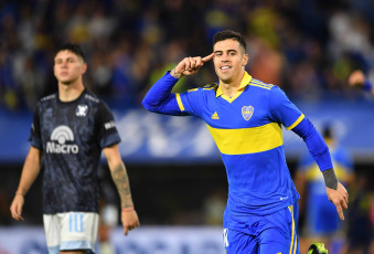 Buenos Aires, Argentina.- En las fotos tomadas el 14 de mayo del 2023, durante el partido entre Boca Juniors y Belgrano por la fecha 16 de la Liga Profesional Argentina en La Bombonera. Boca venció 2-0 a Belgrano y logró su objetivo de reponerse de la caída ante River por 1-0 en el Superclásico. El Xeneize sumó de a tres pese a estar lejos de la cima.