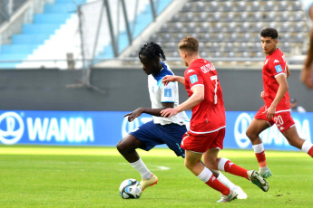 La Plata, Argentina.- En las fotos tomadas el 22 de mayo del 2023, durante el partido entre Inglaterra y Túnez en el Mundial Sub20 de Argentina en el estadio Único Diego Maradona de La Plata. Con un cabezazo del artillero Dane Scarlett, el campeón europeo Inglaterra venció 1-0 a Túnez. Inglaterra, busca su segundo torneo mundial tras el obtenido en 2017, por lo que lidera con tres puntos el Grupo E.