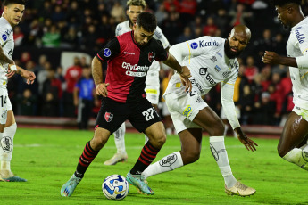 Rosario, Argentina.- En las fotos tomadas el 2 de mayo del 2023, durante el encuentro entre Newell’s y Santos en el estadio Coloso Marcelo Bielsa en Rosario, Argentina. Newell’s venció 1-0 al Santos de Brasil y se consolidó en la punta del Grupo E luego de tres fechas de la Copa Sudamericana, llegando a 9 unidades con un puntaje perfecto y la valla invicta