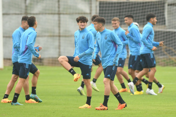 Santiago del Estero, Argentina.- En las fotos tomadas el 22 de mayo del 2023, el seleccionado argentino Sub-20, dirigido por Javier Mascherano, realizó un entrenamiento con la mente puesta en Guatemala, el rival de este martes. Argentina tendrá el objetivo de sellar su pasaporte a octavos de final luego del ajustado triunfo por 2-1 sobre Uzbekistán.