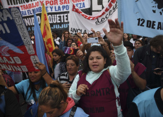 Buenos Aires, Argentina.- En las fotos tomada el 17 de mayo del 2023, la Marcha Piquetera Federal realizó una protesta que confluyó en Plaza de Mayo en un acampe y vigilia. Las distintas organizaciones sociales, reclaman por "políticas contra el hambre y la pobreza" y "asistencia integral para los comedores populares", entre otros puntos.