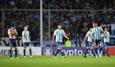 Buenos Aires, Argentina.- En las fotos tomadas el 4 de mayo del 2023, durante el encuentro entre Racing Club y Flamengo de Jorge Sampaoli en el Cilindro de Avellaneda. Racing empató 1-1 con Flamengo y mantiene el liderazgo del Grupo A de la Copa Libertadores de América con 7 puntos. En el final del primer tiempo, Gabriel Barbosa abrió la cuenta para el Mengao y lo igualó a los 74 Nicolás Oroz, de tiro libre.