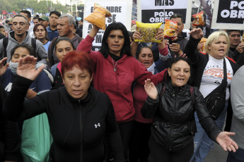 Buenos Aires, Argentina.- En las fotos tomadas el 9 de mayo del 2023, organizaciones agrupadas en Unidad Piquetera (UP) marcharon al Ministerio de Desarrollo Social en Buenos Aires, para protestar contra el "ajuste a comedores y para ser recibidos por autoridades" y no descartan pernoctar frente a esa cartera.