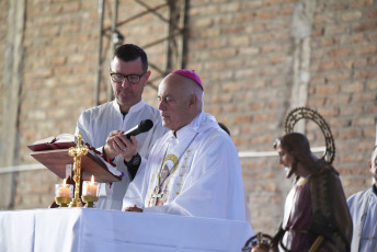 Paraná, Argentina.- En las fotos tomadas el 1 de mayo del 2023, presidida por Monseñor Puiggari, la Iglesia católica celebró la Fiesta de San José Obrero, patrono de los trabajadores. Con dos feriados nacionales, uno de ellos extendido con fines turísticos, mayo propone diversas actividades tradicionalistas para conmemorar un nuevo aniversario de la Revolución de 1810 y diversas celebraciones patronales como la Fiesta Nacional del Gaucho, en Salta, o la santiagueña del Señor de los Milagros de Mailín, entre otras exposiciones, maratones y concursos de pesca.