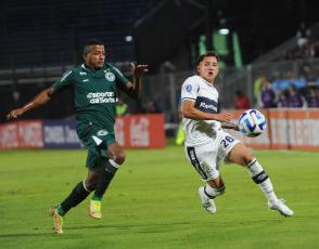 La Plata, Argentina.- In the photos taken on May 4, 2023, during the match between Gimnasia y Esgrima La Plata and Goiás from Brazil at the Juan Carmelo Zerillo Stadium in La Plata, Argentina. Gimnasia lost 2-0 with Goiás and after their third defeat in a row they were very compromised to be able to continue in the Copa Sudamericana. The Brazilian team scored through two penalty goals from Vinicius and Matheus Peixoto.