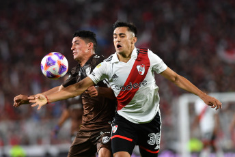 Buenos Aires, Argentina.- En las fotos tomadas el 21 de marzo del 2023, durante el partido entre River Plate y Platense en el Estadio Monumental por la jornada 17 de la Liga Profesional Argentina. River superó 2-1 a Platense y defendió su ventaja en la cima del Torneo de la Liga. Con goles de Miguel Borja y Nacho Fernandez, el equipo de Martín Demichelis quedó a cinco puntos de San Lorenzo en lo más alto de la tabla de posiciones.