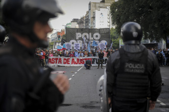 Buenos Aires, Argentina.- En las fotos tomadas el 9 de mayo del 2023, organizaciones agrupadas en Unidad Piquetera (UP) marcharon al Ministerio de Desarrollo Social en Buenos Aires, para protestar contra el "ajuste a comedores y para ser recibidos por autoridades" y no descartan pernoctar frente a esa cartera.