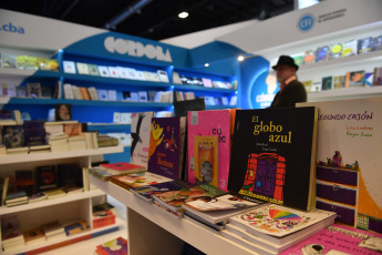 Buenos Aires, Argentina.- En las fotos tomadas el 8 de mayo del 2023, las personas visitan la Feria del Libro de Buenos Aires en La Rural. Después de un fin de semana de gran flujo de personas, continúa la Feria del Libro de Buenos Aires 2023. Quedan solo 7 días del evento cultural más importante del país, y todos están cargados de actividades con presentaciones de las últimas novedades de la industria editorial, charlas y mesas con autores, firmas de libros, talleres para infancias y lecturas de poesía.